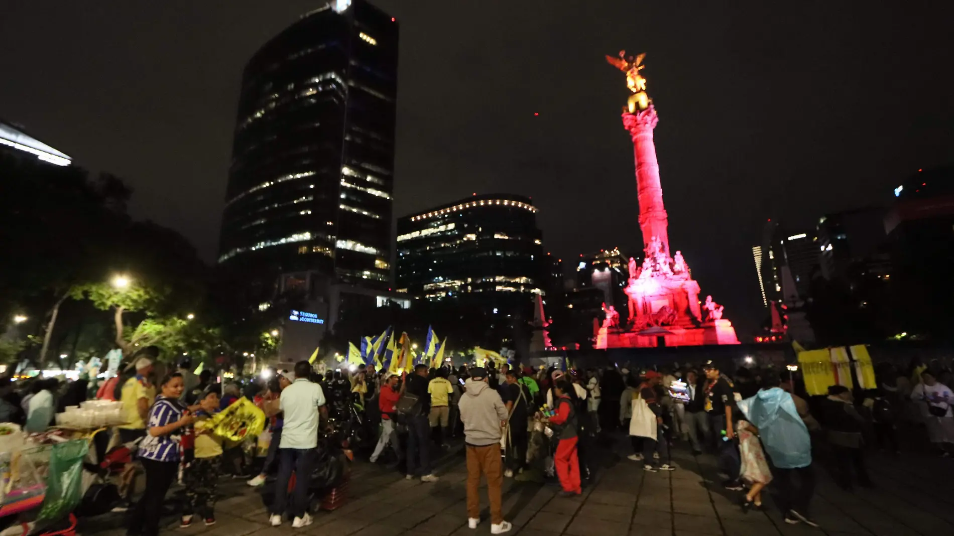 Aficionados del América celebran en el Ángel de la Independencia el bicampeonato